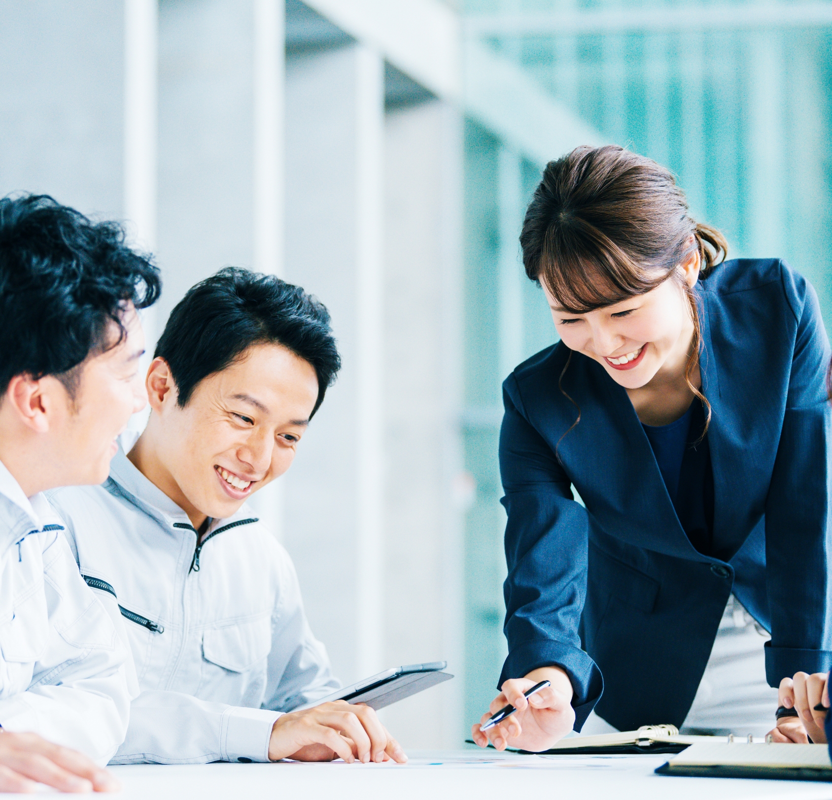 社員同士で課題解決に取り組むイメージ